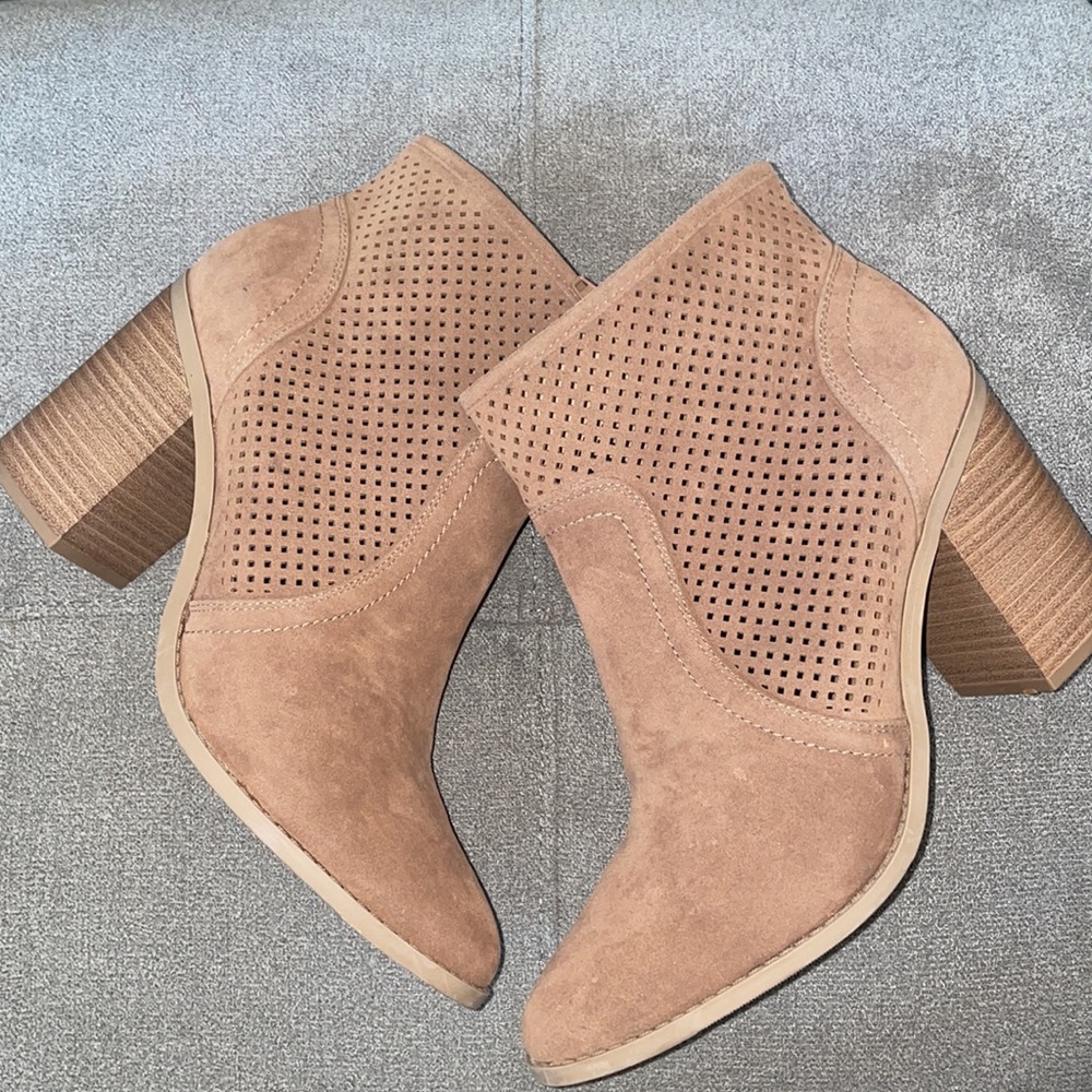 Universal Thread Women Boots size 9.5
